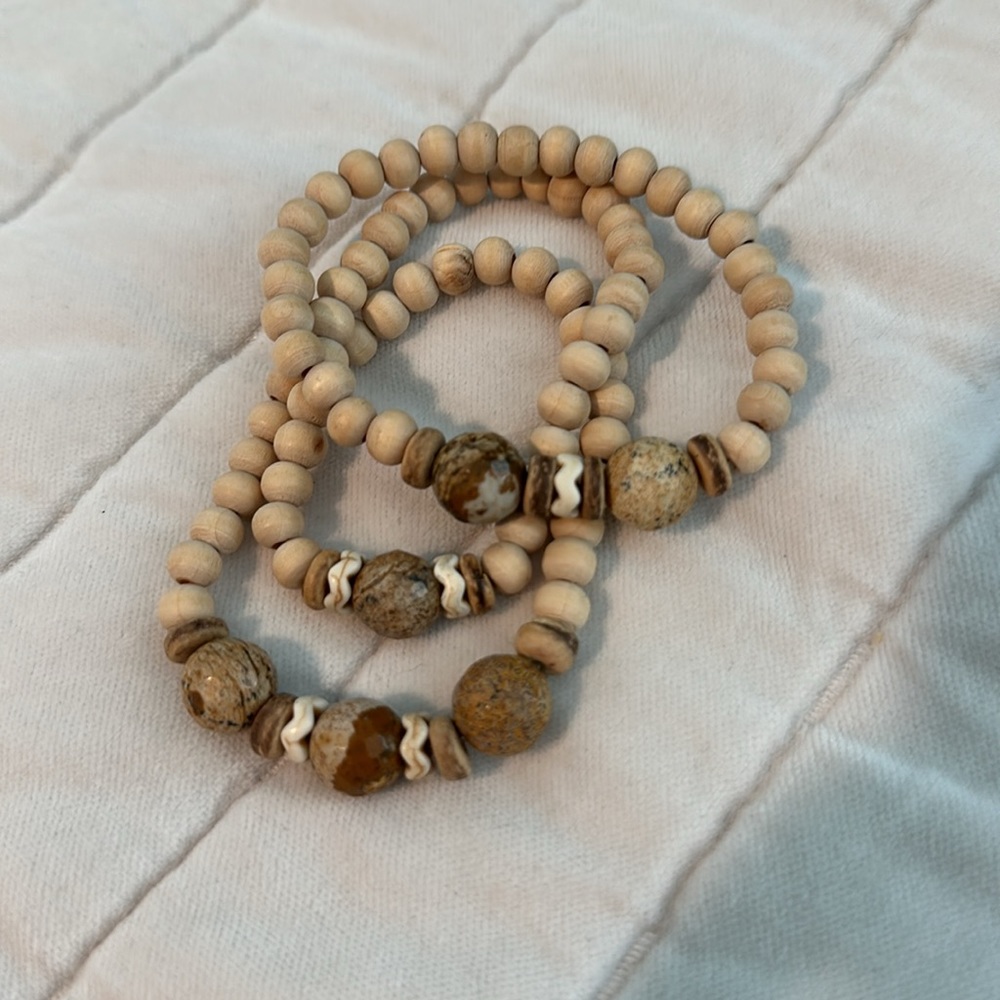 Wood Beaded Bracelet set excellent condition